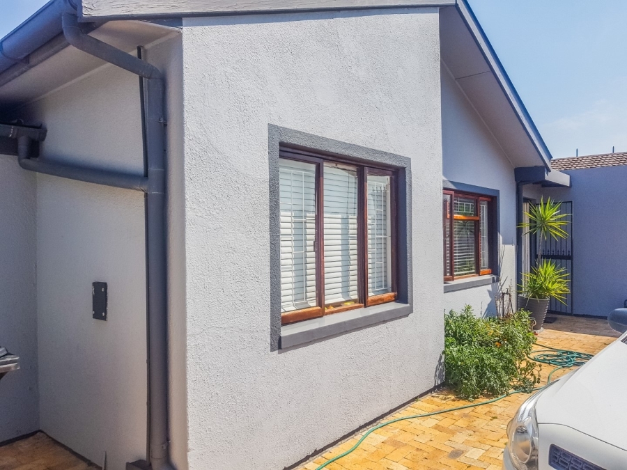 To Let 3 Bedroom Property for Rent in Bothasig Western Cape
